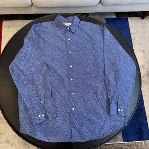 Banana Republic Blue Casual Button Down Shirt with Geometric Pattern